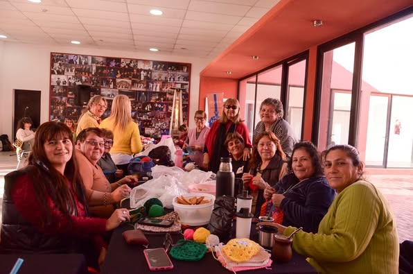 Lee más sobre el artículo Celebramos el Día del Tejido en Público en la Calle Angosta con “Mantas que Abrazan”