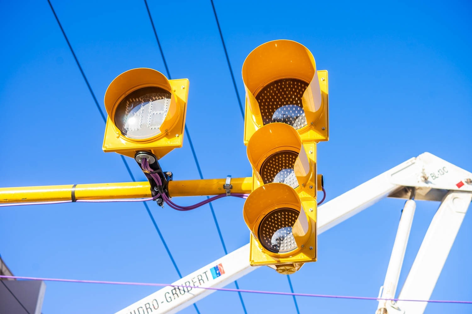 Lee más sobre el artículo Instalan un nuevo semáforo en una esquina céntrica para mejorar la seguridad vial