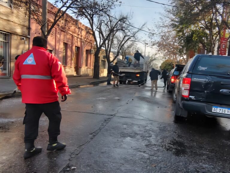 Lee más sobre el artículo Operativo de prevención: trabajan desde temprano para evitar la formación de hielo en las calles