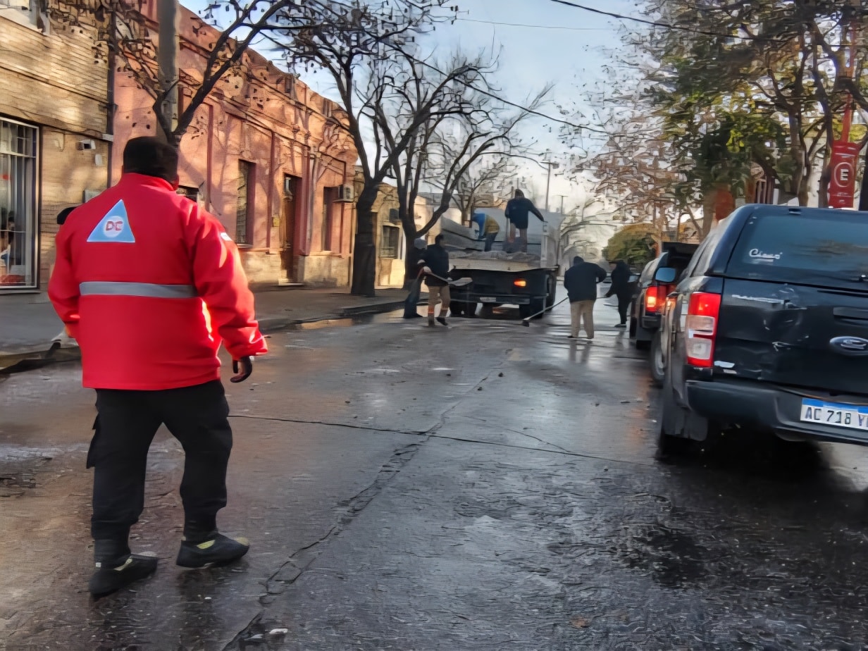En este momento estás viendo Operativo de prevención: trabajan desde temprano para evitar la formación de hielo en las calles