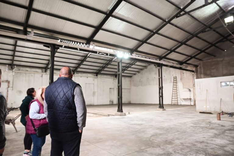 Lee más sobre el artículo El intendente Frontera recorrió la obra de un nuevo Polideportivo en Villa Mercedes