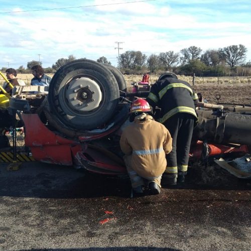 Lee más sobre el artículo Villa Mercedes: un hombre y su hijo resultaron heridos tras el vuelco de un camión en la Autopista 55