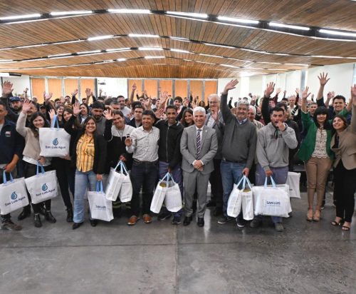 Lee más sobre el artículo San Luis Agua renovó la indumentaria de su personal en un acto encabezado por el gobernador Poggi