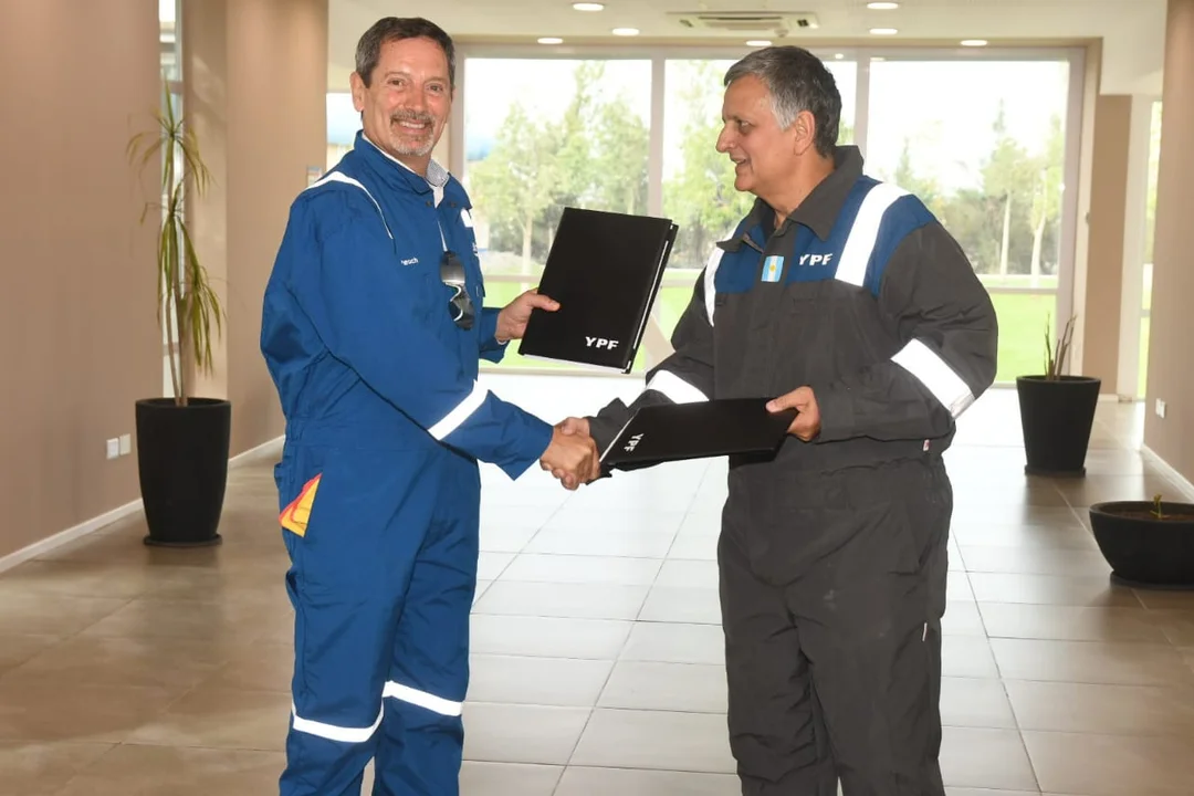 Lee más sobre el artículo YPF y SLB recorrieron operaciones en Loma Campana y firmaron la adhesión al IVM