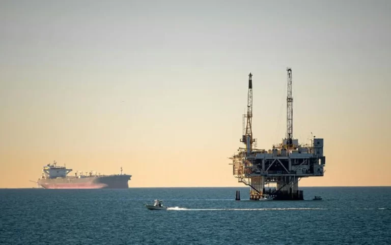 Lee más sobre el artículo El conflicto en Medio Oriente dispara el crudo y reabre el debate sobre la inflación