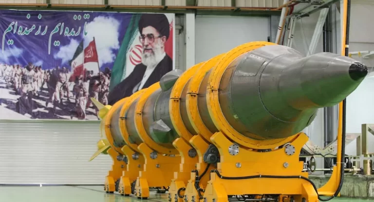 Lee más sobre el artículo Irán despliega su poder balístico y lanza por primera vez el misil Sejil contra Israel