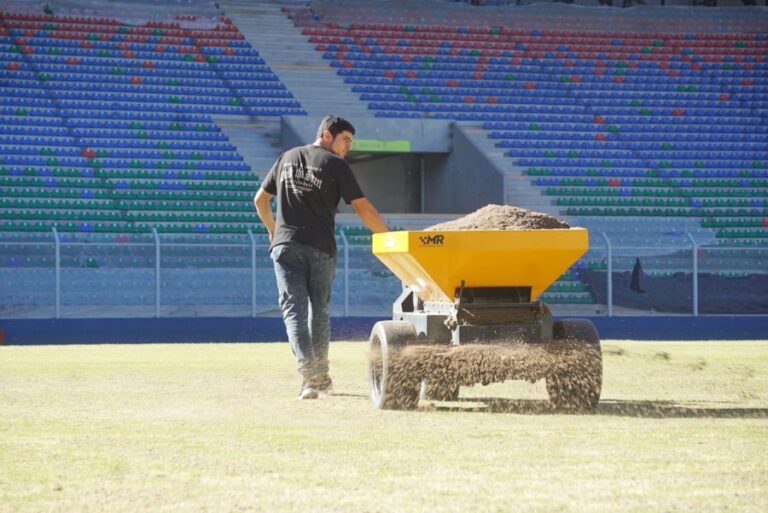 Lee más sobre el artículo Iniciaron tareas de resiembra en el Estadio Único de La Pedrera para optimizar el campo de juego