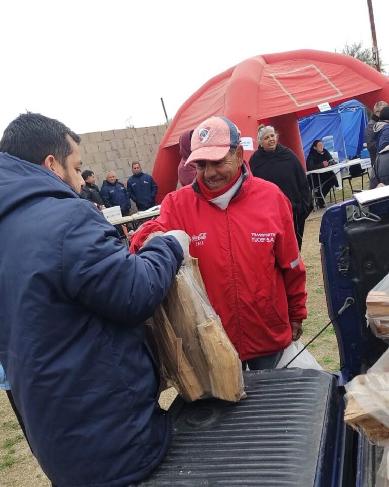 Lee más sobre el artículo Vecinos de Palitos Blancos accedieron a la Garrafa Social y recibieron leña
