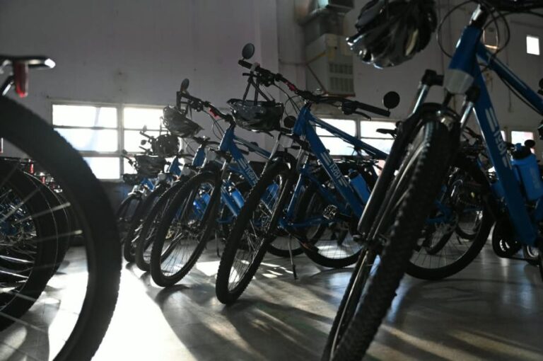 Lee más sobre el artículo Poggi entregó 83 bicicletas a alumnos de Villa Mercedes y anunció obras para ampliar dos escuelas
