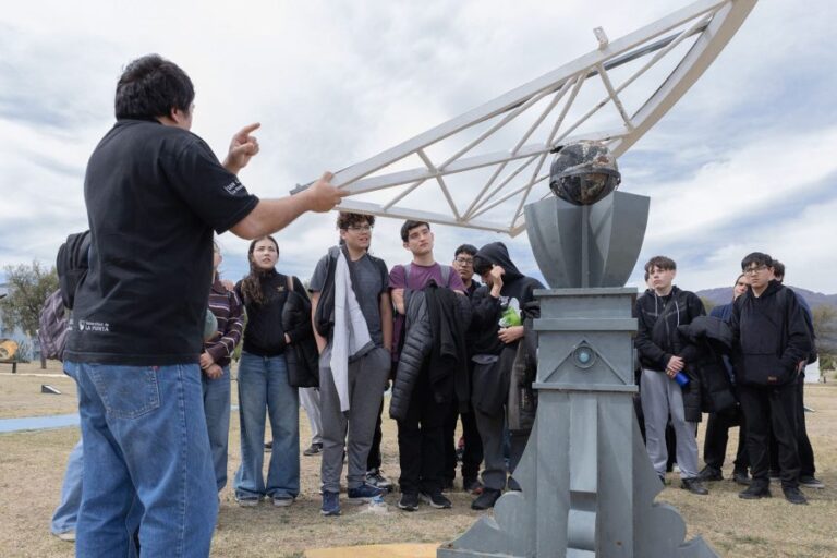 Lee más sobre el artículo Más de 100 estudiantes de una escuela de Mendoza visitaron el Parque Astronómico