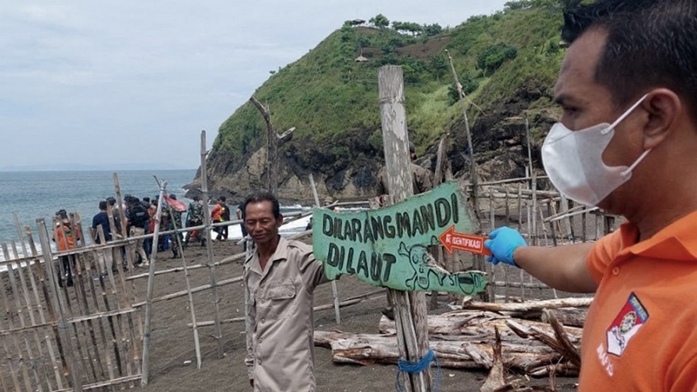 Read more about the article Indonesia: meditaban en la orilla cuando fueron arrastrados por la marea y murieron