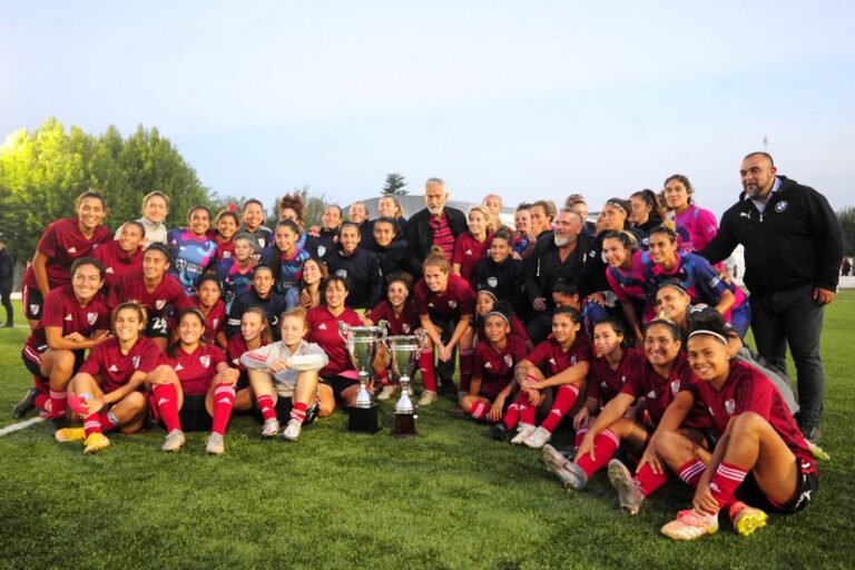 Lee más sobre el artículo Fiesta deportiva en la toma con el fútbol femenino: el gobernador disfrutó del partido amistoso entre River Plate y la selección de San Luis