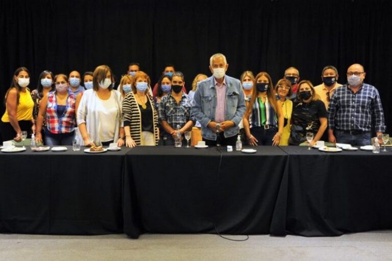 Lee más sobre el artículo El gobernador se reunió con trabajadores y autoridades del PAMI