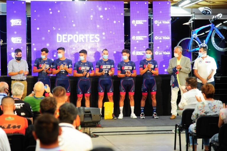 Lee más sobre el artículo Vuelta del Porvenir: el gobernador presidió el acto inaugural de la que es en la actualidad, la competencia ciclística más importante de Argentina