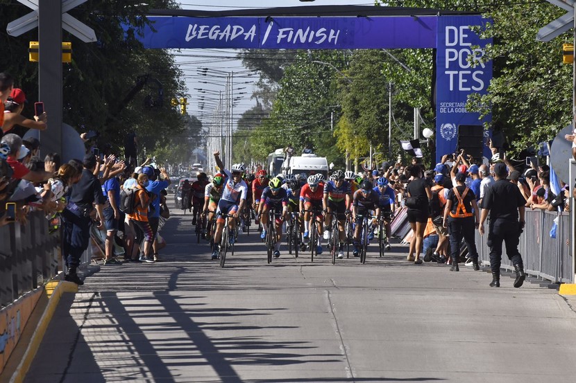Read more about the article Mauricio “la bestia” Quiroga fue “profeta en su tierra”: se adjudicó la primera etapa de la II Vuelta del Porvenir