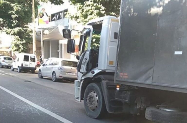 Lee más sobre el artículo Camionero abrió la puerta sin mirar el espejo y un colectivo le arrancó tres dedos