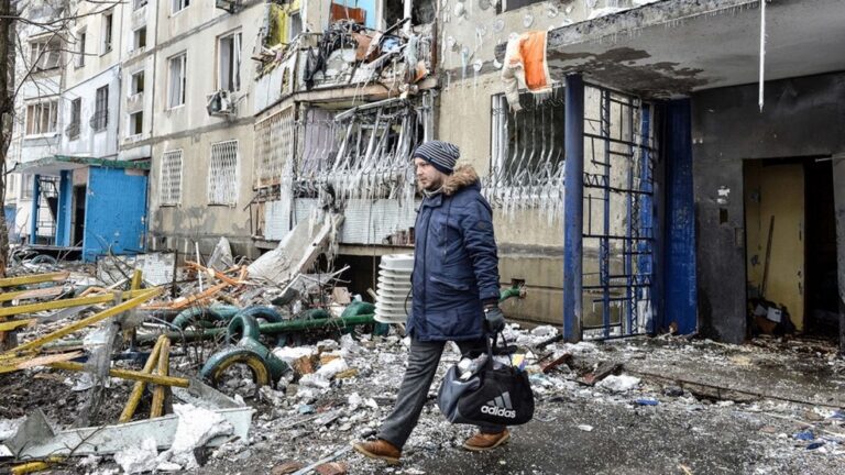 Lee más sobre el artículo Rusia avanza sobre otras ciudades y mantiene el cerco alrededor de Kiev
