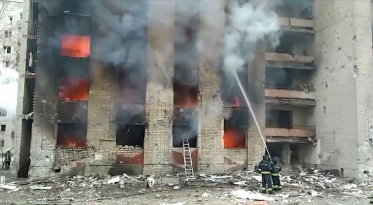 Lee más sobre el artículo Cuarta ronda de negociaciones entre Rusia y Ucrania mientras prosiguen los bombardeos