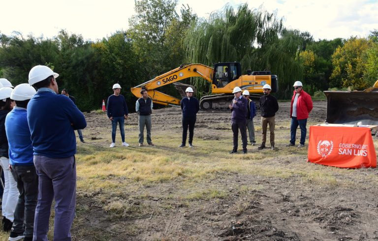 Lee más sobre el artículo Comenzó la construcción del azud Paso de la Cruz, una obra que mejorará la producción agropecuaria en más de 400 hectáreas del norte provincial