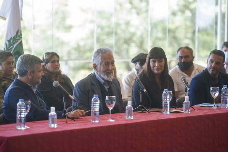 Lee más sobre el artículo Urbanizarán el barrio República: 1.200 familias contarán con agua potable, tendido eléctrico, cloacas, red peatonal, cordón cuneta y plazas