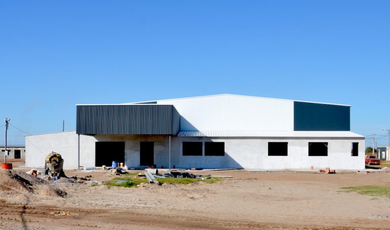 Lee más sobre el artículo La obra del Centro Integrador, extensión áulica UPrO y espacios deportivos en Buena Esperanza tiene más de un 60% de avance