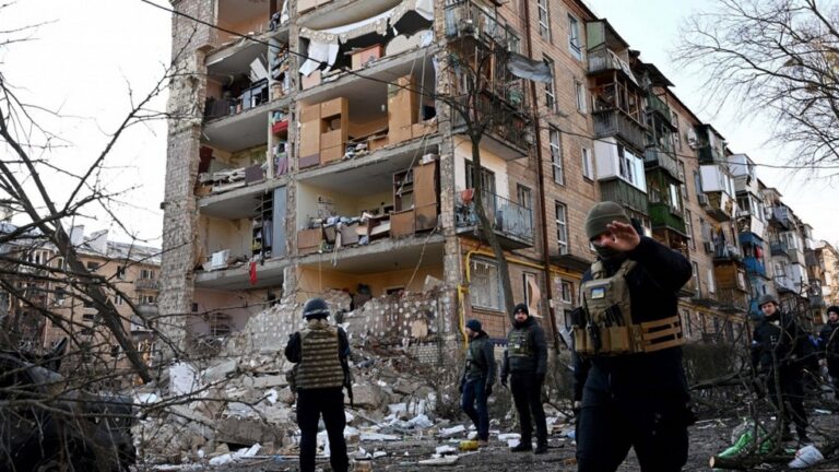 Lee más sobre el artículo Rige el toque de queda en Kiev, donde Ucrania afirma haber recuperado un suburbio clave