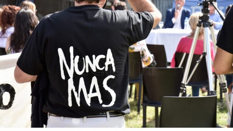 Lee más sobre el artículo Plaza de Mayo vuelve a ser el epicentro de la conmemoración a 46 años del golpe
