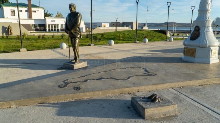 Lee más sobre el artículo Vandalizaron una escultura de Cristina Fernández de Kirchner en Río Gallegos