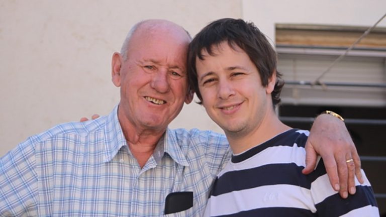 Lee más sobre el artículo El íntimo relato de un hijo que recupera la historia de su padre enfermo de Alzheimer