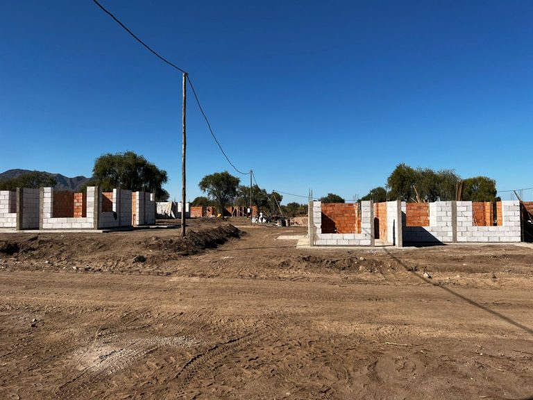 Lee más sobre el artículo La Provincia construye viviendas en la ciudad de La Punta