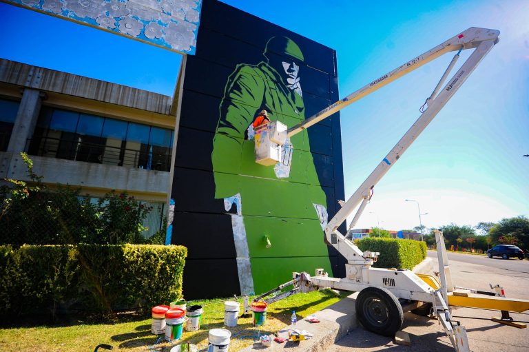 Lee más sobre el artículo La causa Malvinas en primera persona: una herida familiar y nacional que sana con el arte de un mural