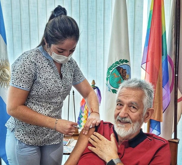 Read more about the article El gobernador se sumó a la campaña de vacunación antigripal