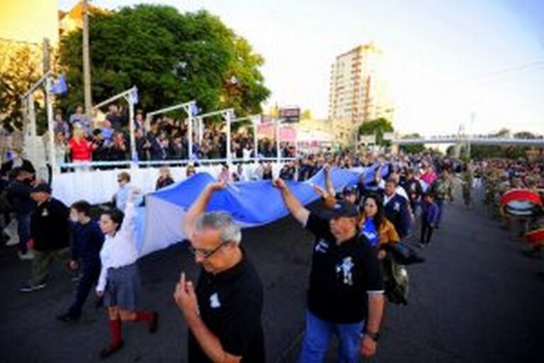 Lee más sobre el artículo Con un emotivo desfile y la ovación del público, San Luis homenajeó a los veteranos y caídos en Malvinas