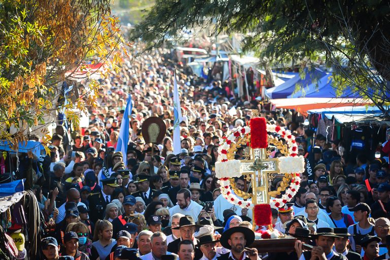 Lee más sobre el artículo Una multitud de fieles participó de la misa central y la tradicional procesión en honor al Cristo de la Quebrada