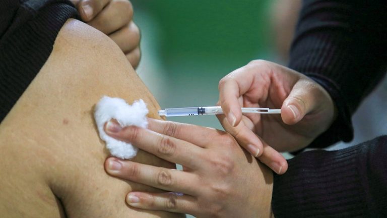 Read more about the article Nueva ola de coronavirus: Kreplak pidió reforzar vacunas y uso del barbijo