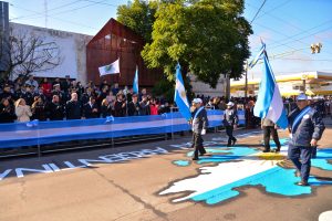 Read more about the article El gobernador encabezó el emotivo y multitudinario desfile cívico militar del 25 de Mayo