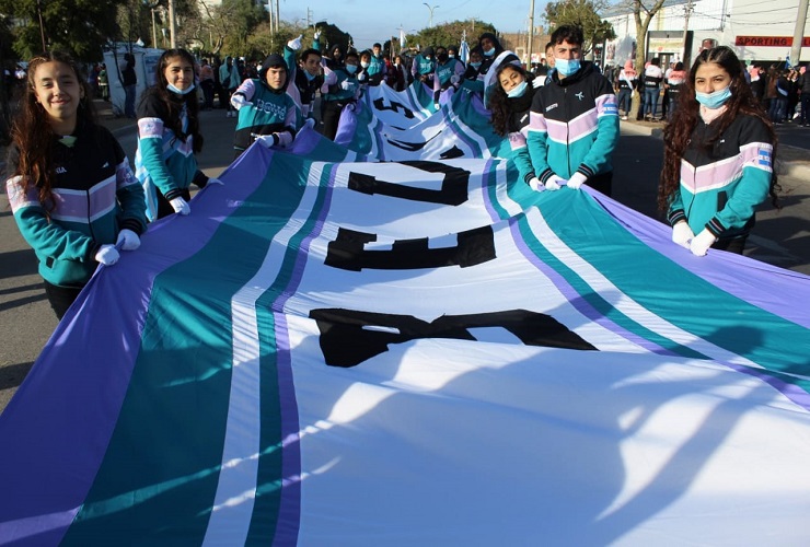 Read more about the article Las escuelas participaron del Desfile del 25 de Mayo para homenajear a la Patria