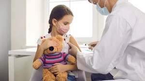 Read more about the article Arranca la vacunación de refuerzo contra el coronavirus para nenes de 5 y 11 años
