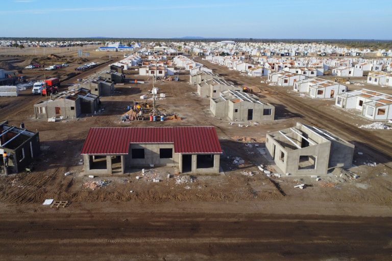 Lee más sobre el artículo Ciudad de San Luis: progresa la construcción de 527 viviendas y la extensión de la Avenida Lafinur