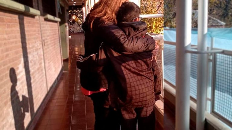 Lee más sobre el artículo La maestra lo vio con las zapatillas rotas y les regaló unas nuevas: él prefirió dárselas a su mamá para que vaya al trabajo