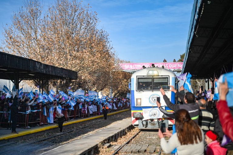 Lee más sobre el artículo Tras casi 30 años y con una marcada emoción, regresó el tren de pasajeros que une Retiro con Justo Daract