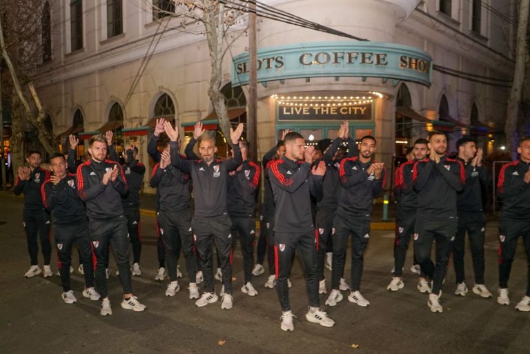Lee más sobre el artículo River llegó a Villa Mercedes y fue recibido por una multitud