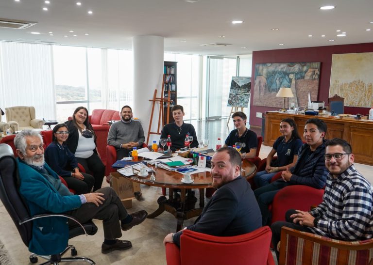 Lee más sobre el artículo El gobernador recibió a las flamantes autoridades del Centro de Estudiantes de la Escuela “Avé Lallemant”