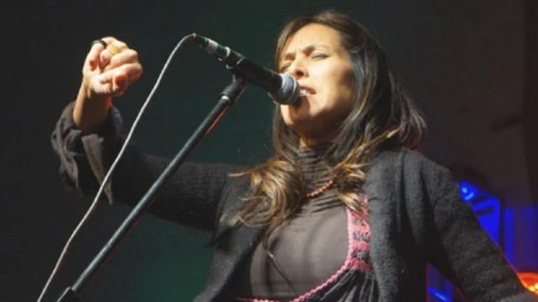 Lee más sobre el artículo Desesperado pedido de la folclorista Roxana Carabajal tras la desaparición de su hija de nueve años junto al padre