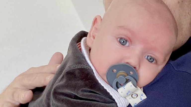 Lee más sobre el artículo Alberto Fernandez publicó una foto con su hijo Francisco y pidió “garantizar el amor”