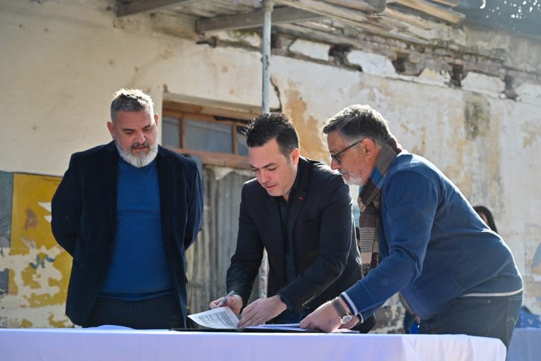 Lee más sobre el artículo Firmaron convenios para realizar obras en comisarías y puestos policiales de cuatro municipios