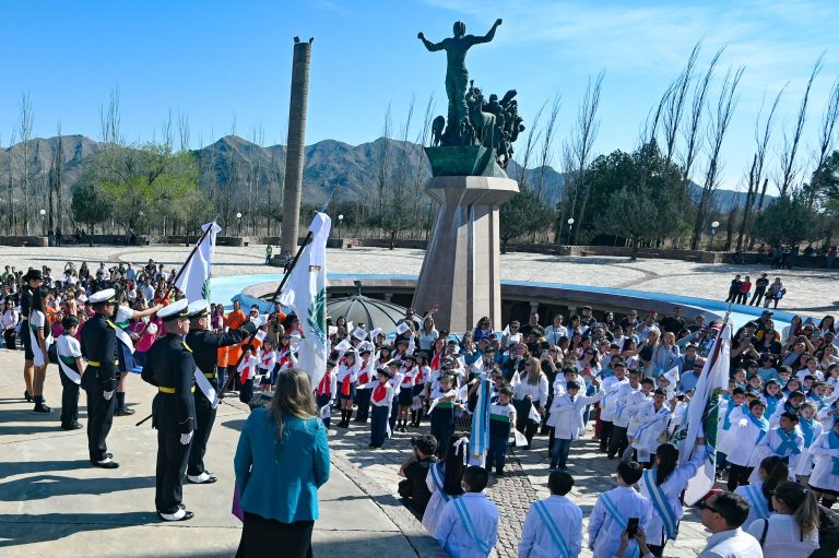 Lee más sobre el artículo Con profundo sentimiento de Puntanidad, se realizó la Promesa a la bandera de San Luis