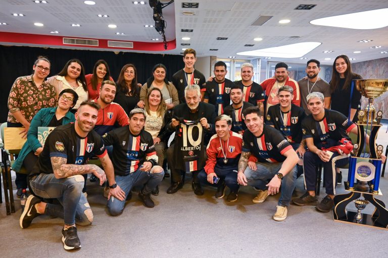 Lee más sobre el artículo El gobernador recibió a los campeones de EFI Juniors y anunció obras para el club