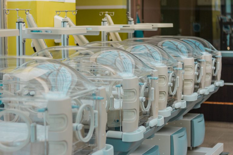 Lee más sobre el artículo La ministra de Salud entregó 5 incubadoras en el Hospital de Villa Mercedes