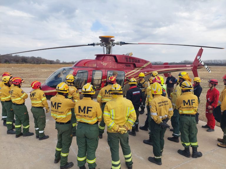 Lee más sobre el artículo Bomberos y brigadistas se capacitaron sobre el uso de medios aéreos en el combate de incendios